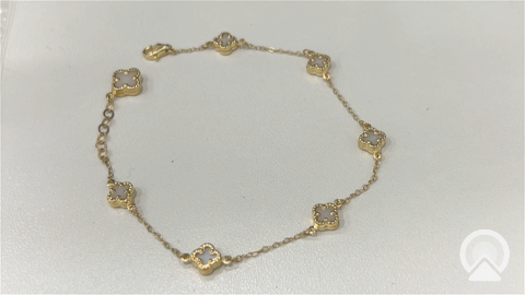 10K Yellow Gold White Small Clover Bracelet / Size: 7.5” / Weight: 3.6GR / BOWB0CLV-1